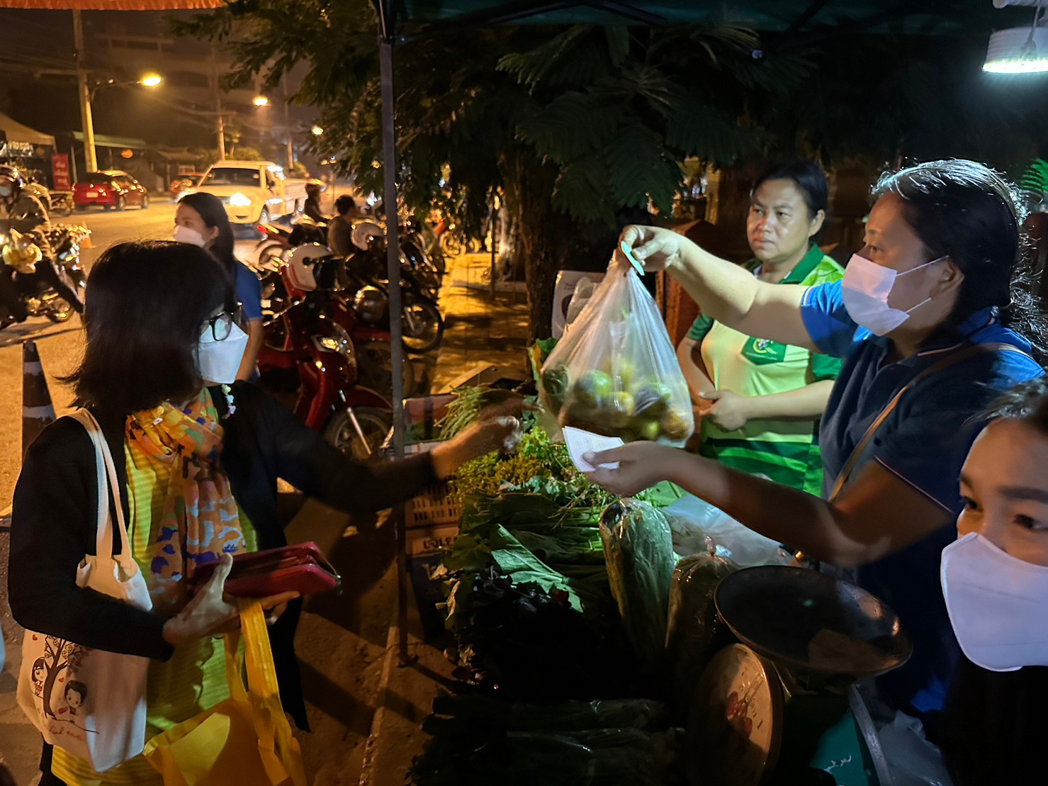 title - ส.ป.ก.สุโขทัย ร่วมใจส่งสุขปีใหม่ มอบให้ประชาชน